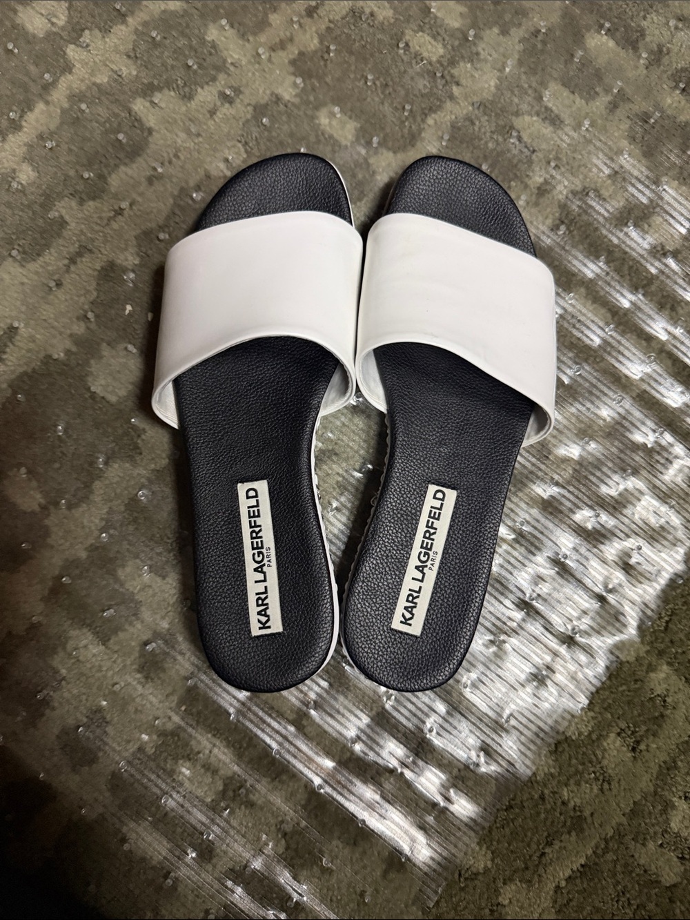NWOT Karl lagerfield Paris Karl Black And White Slides